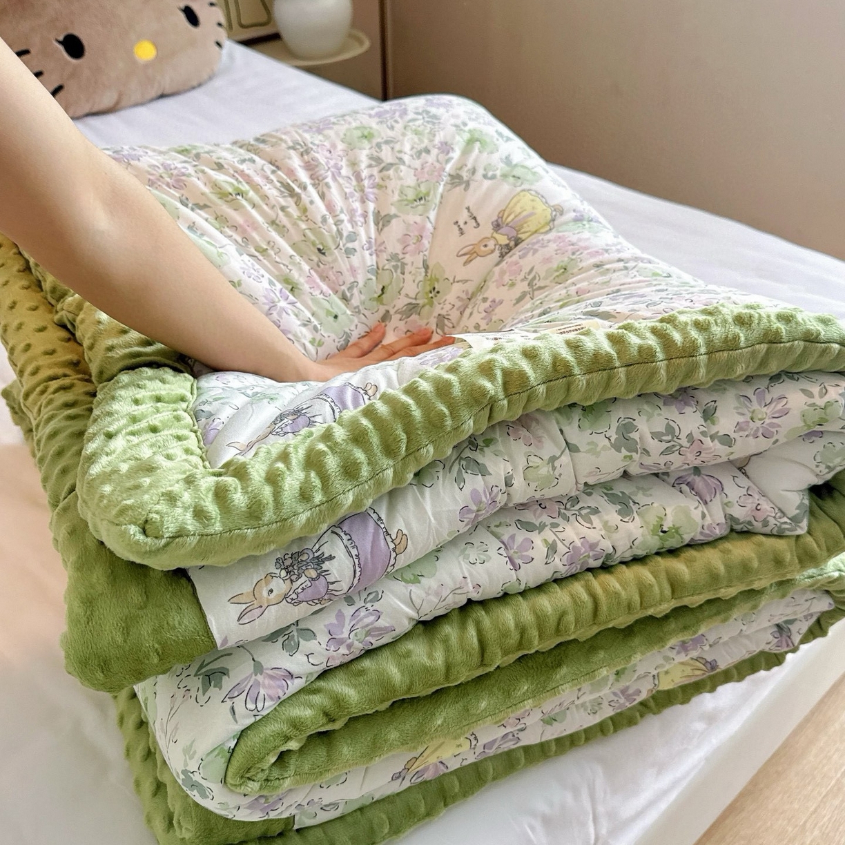 91家纺网 家纺一手货源 找家纺 兜米家居 2025新品秋冬母婴针织豆豆绒被纯手工包边卡通立体豆豆绒保暖被子被芯 花花兔