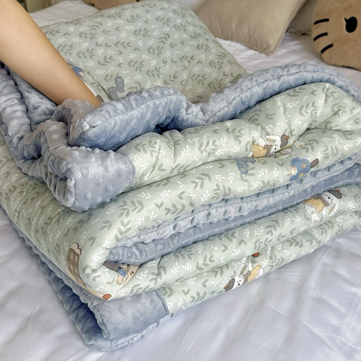 91家纺网 家纺一手货源 找家纺 兜米家居 2025新品秋冬母婴针织豆豆绒被纯手工包边卡通立体豆豆绒保暖被子被芯 花小象