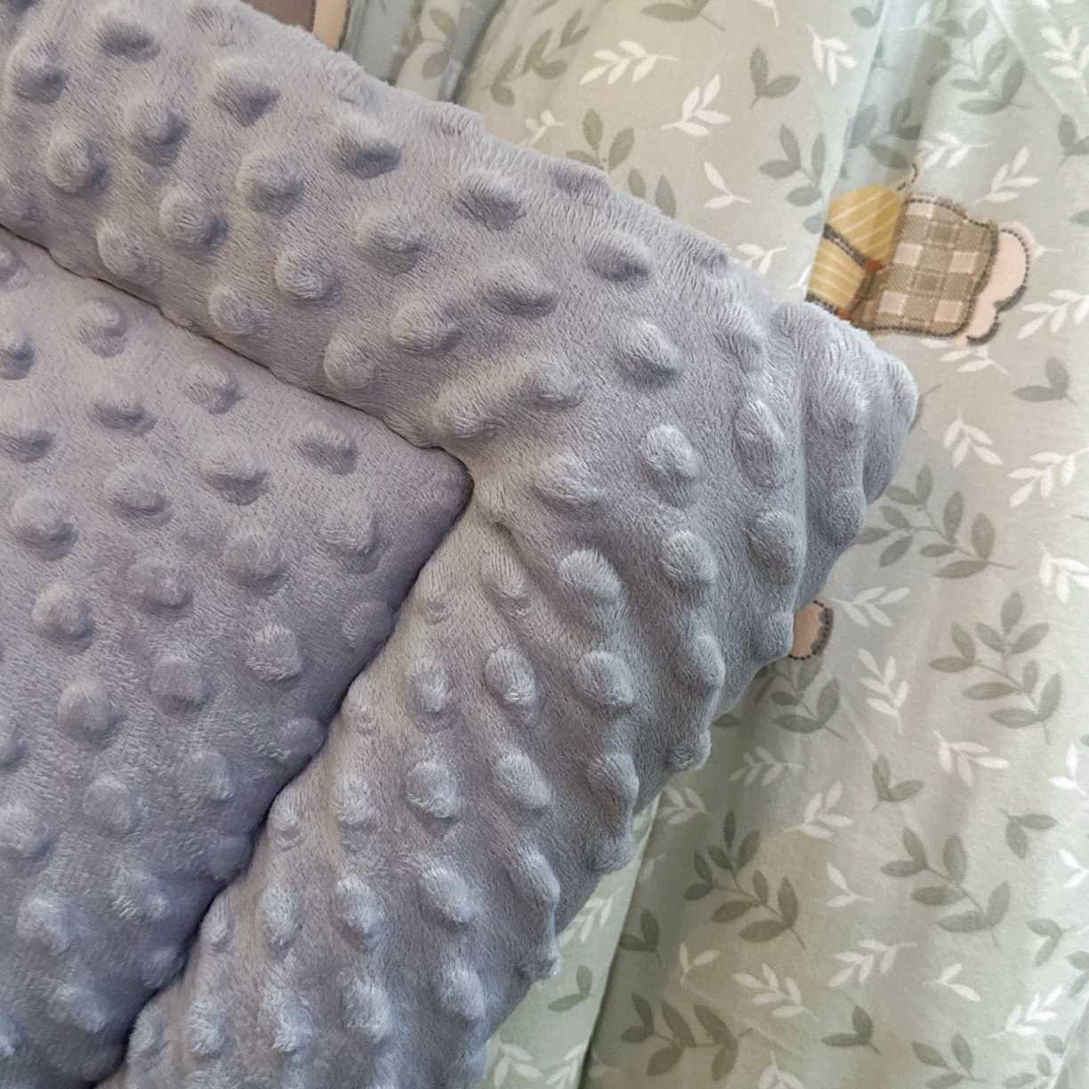 91家纺网 家纺一手货源 找家纺 兜米家居 2025新品秋冬母婴针织豆豆绒被纯手工包边卡通立体豆豆绒保暖被子被芯 花小象