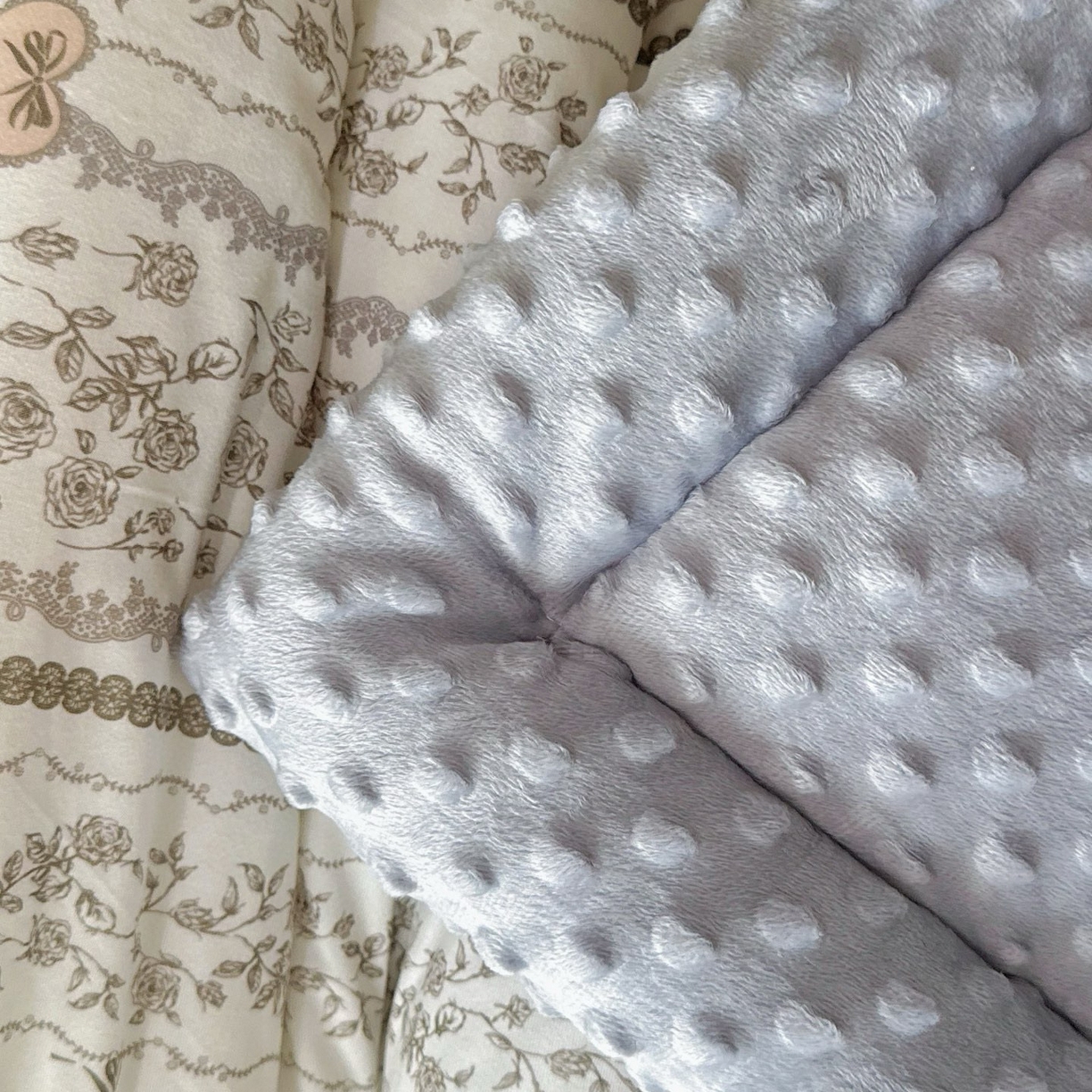 91家纺网 家纺一手货源 找家纺 兜米家居 2025新品秋冬母婴针织豆豆绒被纯手工包边卡通立体豆豆绒保暖被子被芯 幻境