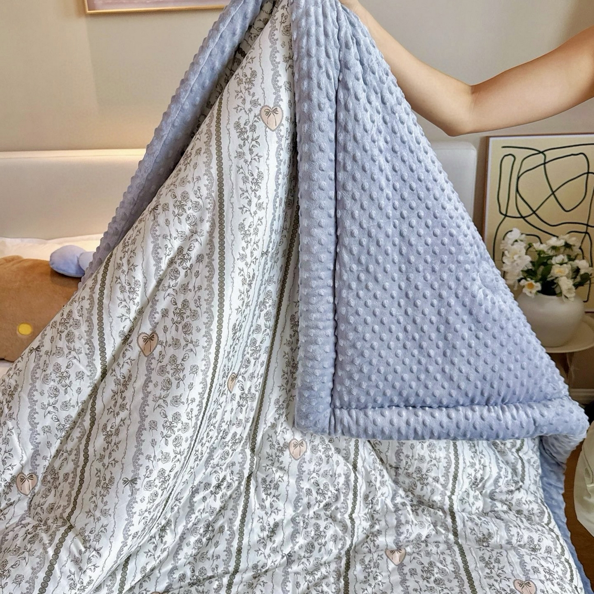 91家纺网 家纺一手货源 找家纺 兜米家居 2025新品秋冬母婴针织豆豆绒被纯手工包边卡通立体豆豆绒保暖被子被芯 幻境