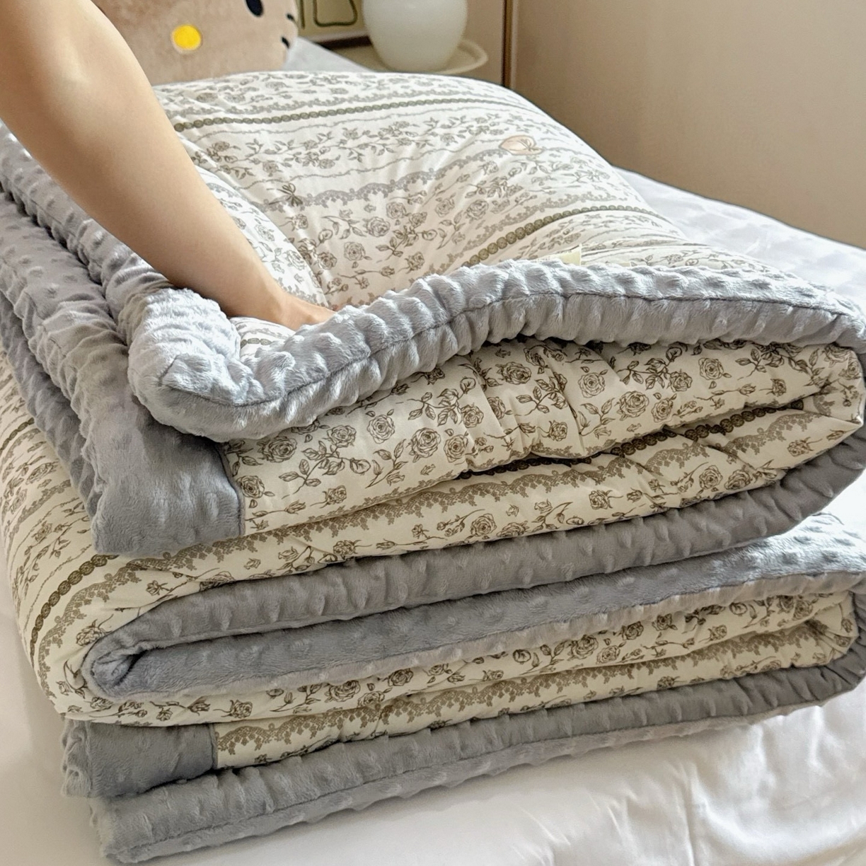 91家纺网 家纺一手货源 找家纺 兜米家居 2025新品秋冬母婴针织豆豆绒被纯手工包边卡通立体豆豆绒保暖被子被芯 幻境