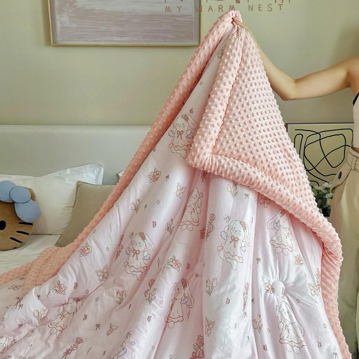 91家纺网 家纺一手货源 找家纺 兜米家居 2025新品秋冬母婴针织豆豆绒被纯手工包边卡通立体豆豆绒保暖被子被芯 可爱兔子