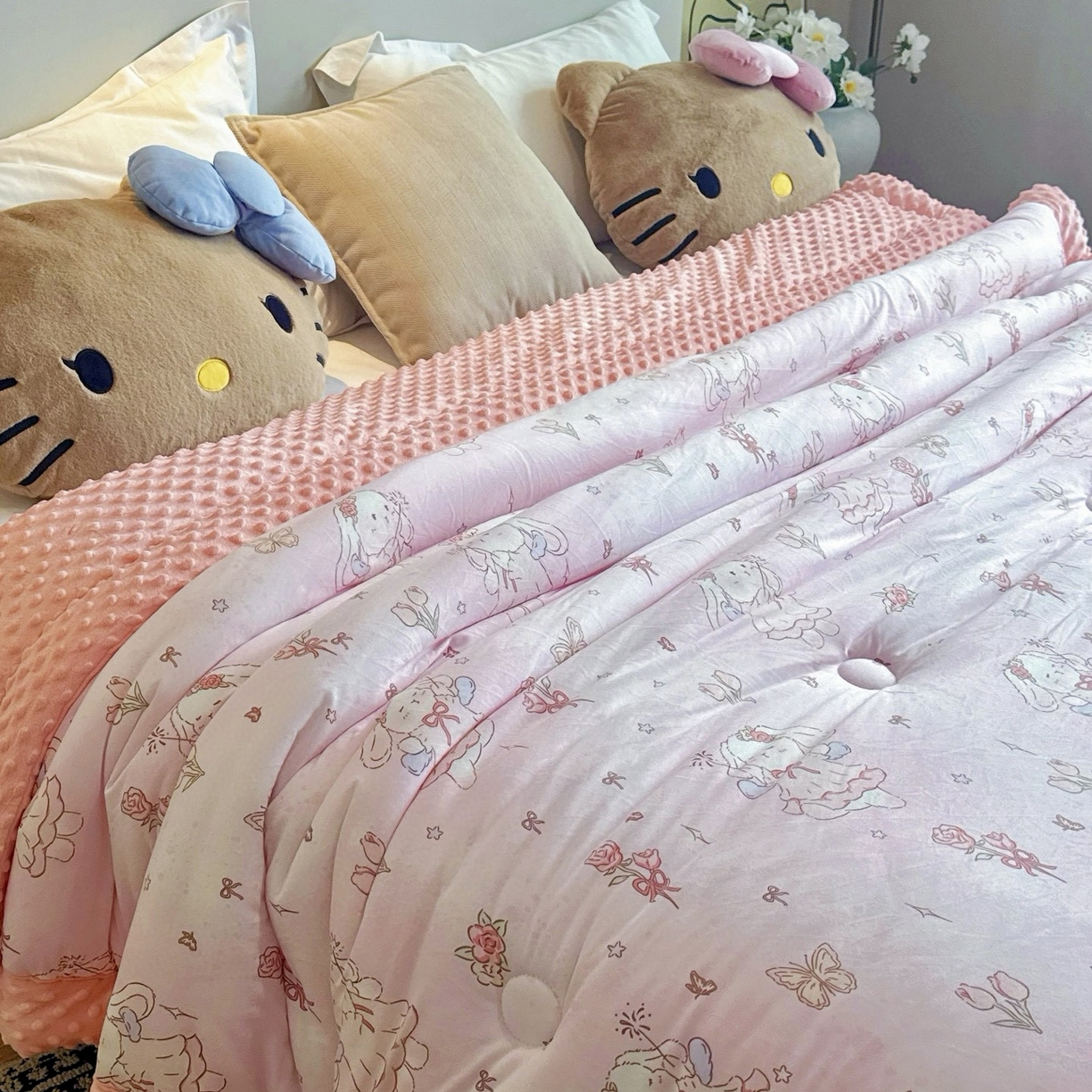 91家纺网 家纺一手货源 找家纺 兜米家居 2025新品秋冬母婴针织豆豆绒被纯手工包边卡通立体豆豆绒保暖被子被芯 可爱兔子