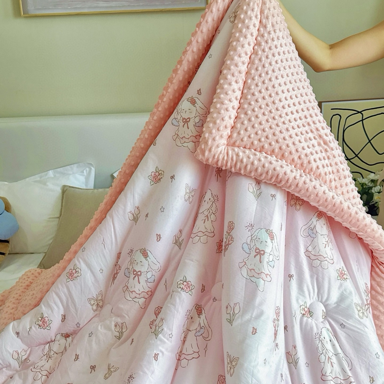 91家纺网 家纺一手货源 找家纺 兜米家居 2025新品秋冬母婴针织豆豆绒被纯手工包边卡通立体豆豆绒保暖被子被芯 可爱兔子