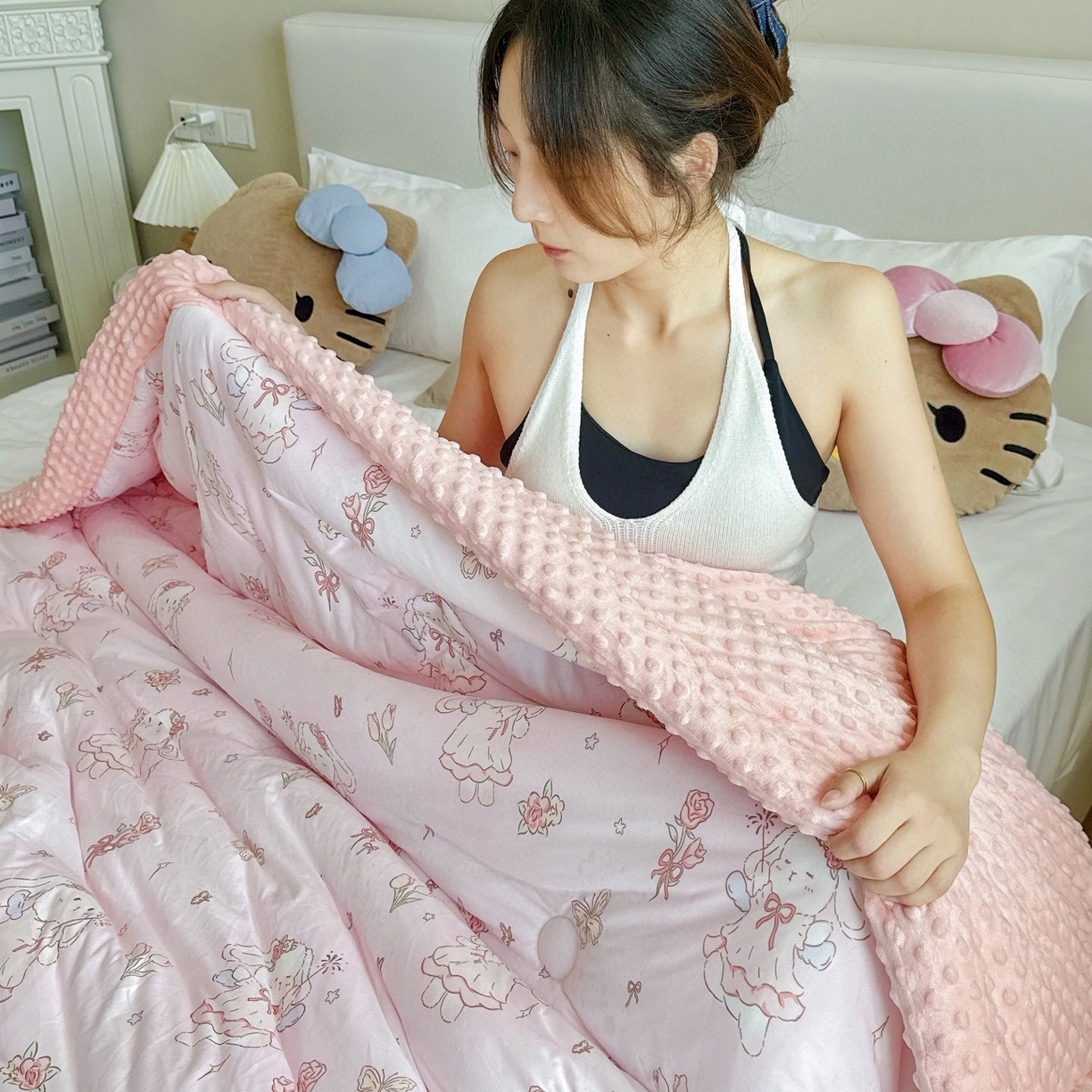 91家纺网 家纺一手货源 找家纺 兜米家居 2025新品秋冬母婴针织豆豆绒被纯手工包边卡通立体豆豆绒保暖被子被芯 可爱兔子