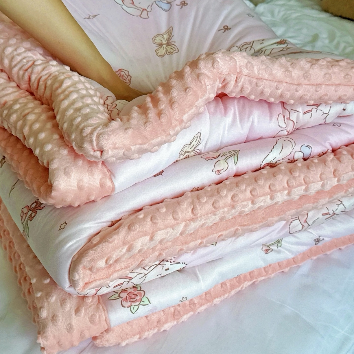 91家纺网 家纺一手货源 找家纺 兜米家居 2025新品秋冬母婴针织豆豆绒被纯手工包边卡通立体豆豆绒保暖被子被芯 可爱兔子