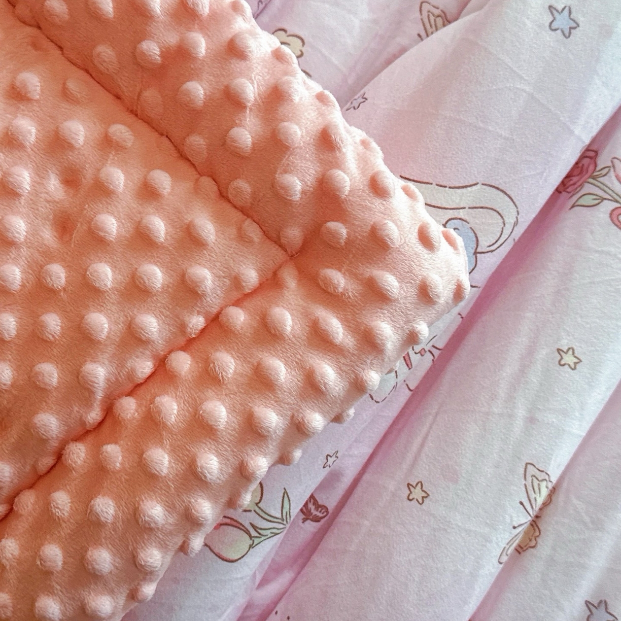 91家纺网 家纺一手货源 找家纺 兜米家居 2025新品秋冬母婴针织豆豆绒被纯手工包边卡通立体豆豆绒保暖被子被芯 可爱兔子