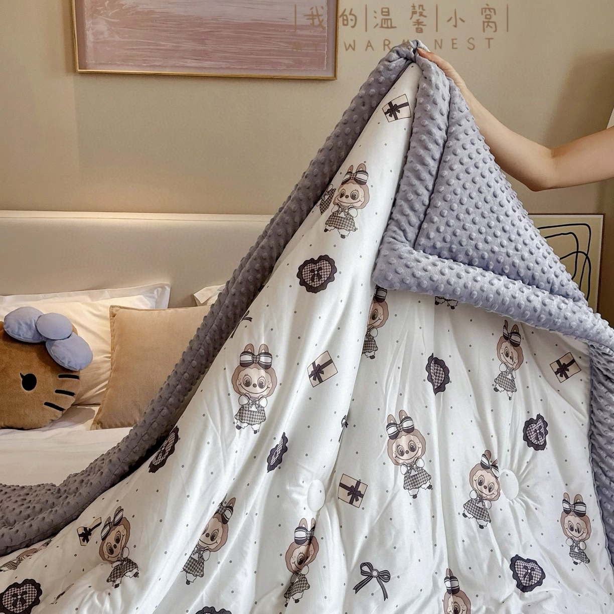 91家纺网 家纺一手货源 找家纺 兜米家居 2025新品秋冬母婴针织豆豆绒被纯手工包边卡通立体豆豆绒保暖被子被芯 拉兔兔