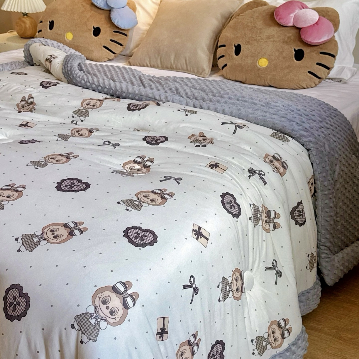 91家纺网 家纺一手货源 找家纺 兜米家居 2025新品秋冬母婴针织豆豆绒被纯手工包边卡通立体豆豆绒保暖被子被芯 拉兔兔