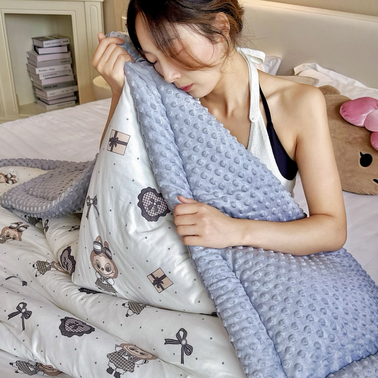 91家纺网 家纺一手货源 找家纺 兜米家居 2025新品秋冬母婴针织豆豆绒被纯手工包边卡通立体豆豆绒保暖被子被芯 拉兔兔