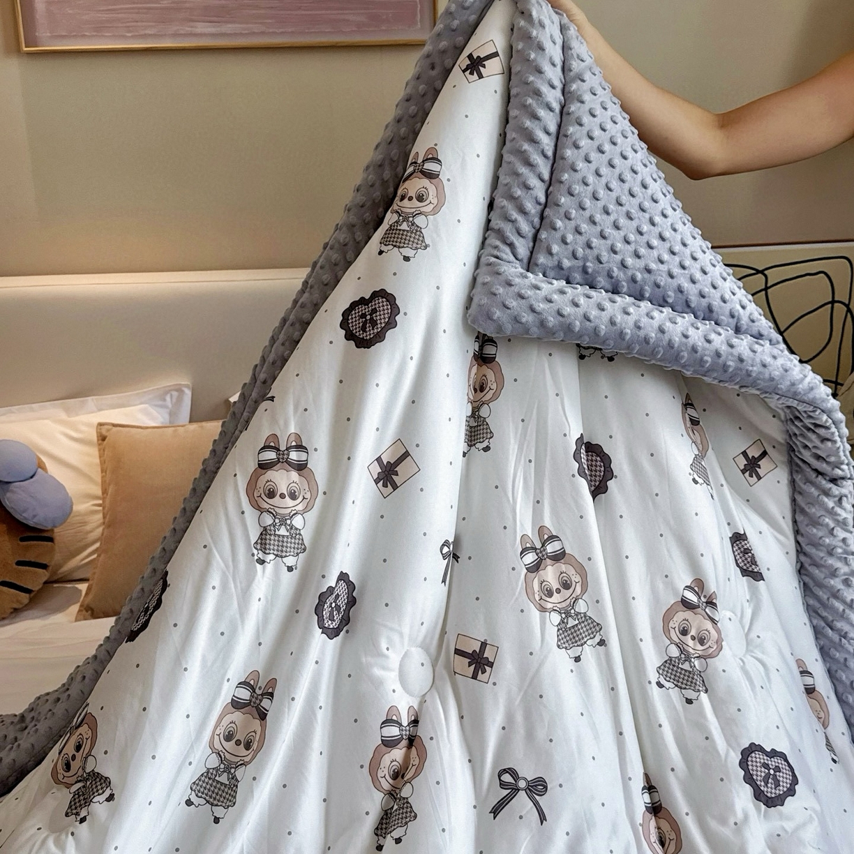 91家纺网 家纺一手货源 找家纺 兜米家居 2025新品秋冬母婴针织豆豆绒被纯手工包边卡通立体豆豆绒保暖被子被芯 拉兔兔