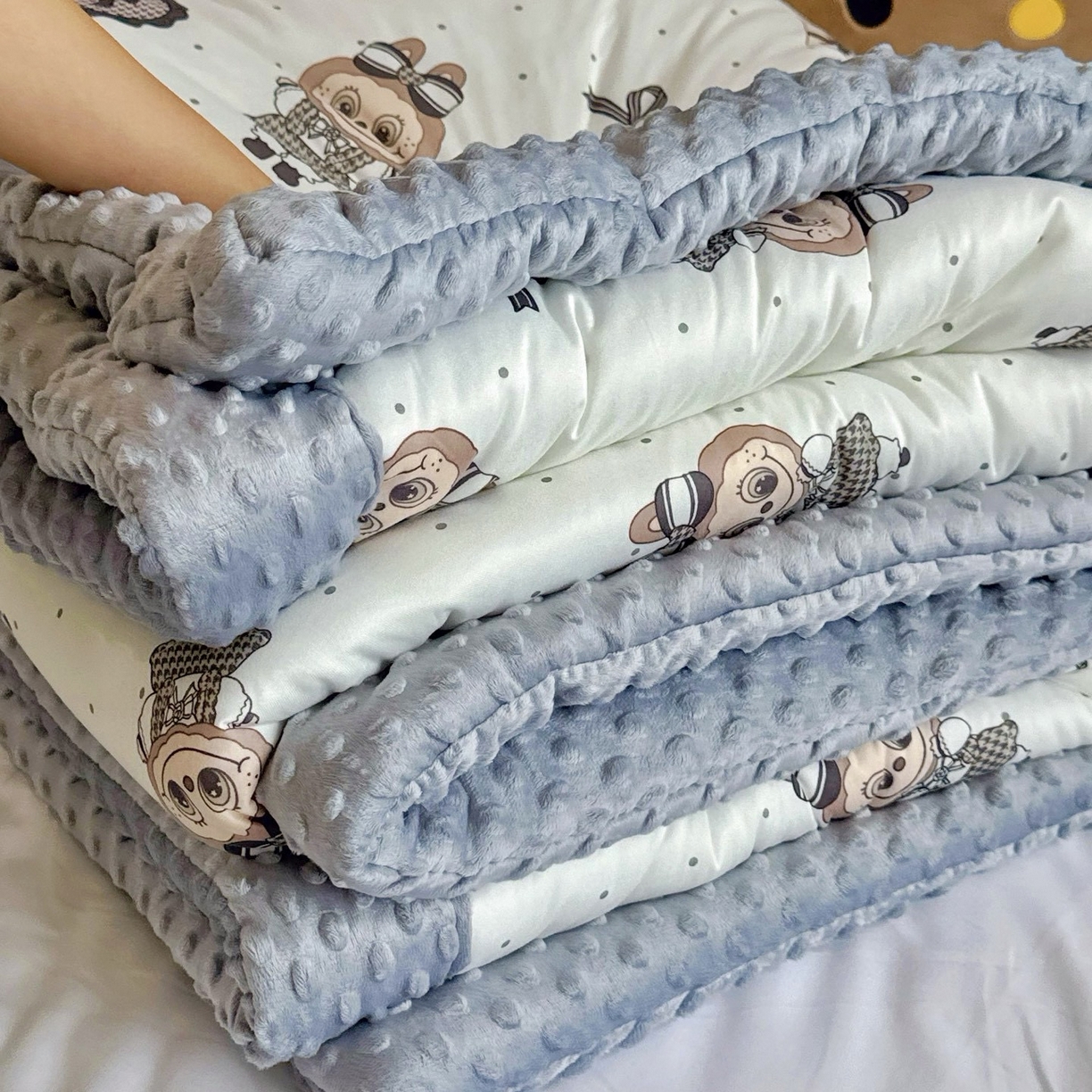 91家纺网 家纺一手货源 找家纺 兜米家居 2025新品秋冬母婴针织豆豆绒被纯手工包边卡通立体豆豆绒保暖被子被芯 拉兔兔