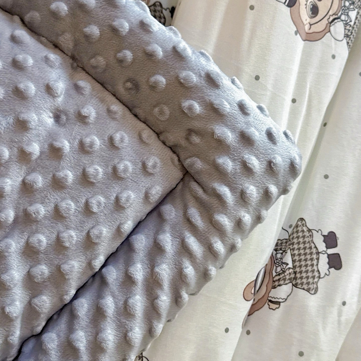 91家纺网 家纺一手货源 找家纺 兜米家居 2025新品秋冬母婴针织豆豆绒被纯手工包边卡通立体豆豆绒保暖被子被芯 拉兔兔