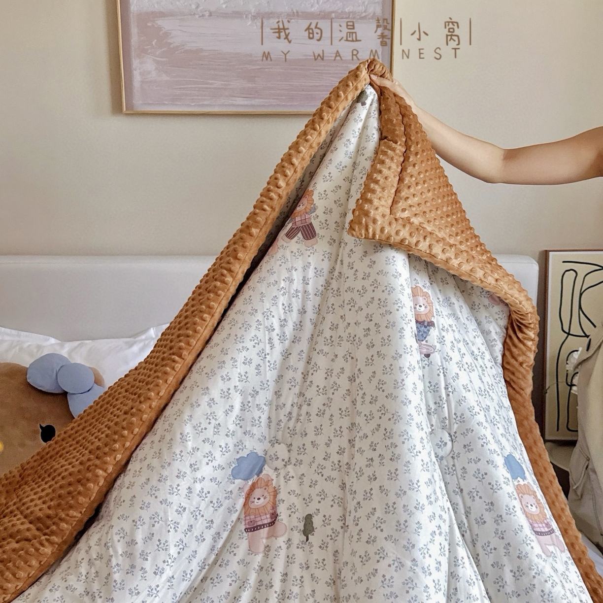 91家纺网 家纺一手货源 找家纺 兜米家居 2025新品秋冬母婴针织豆豆绒被纯手工包边卡通立体豆豆绒保暖被子被芯 兰花小狮子