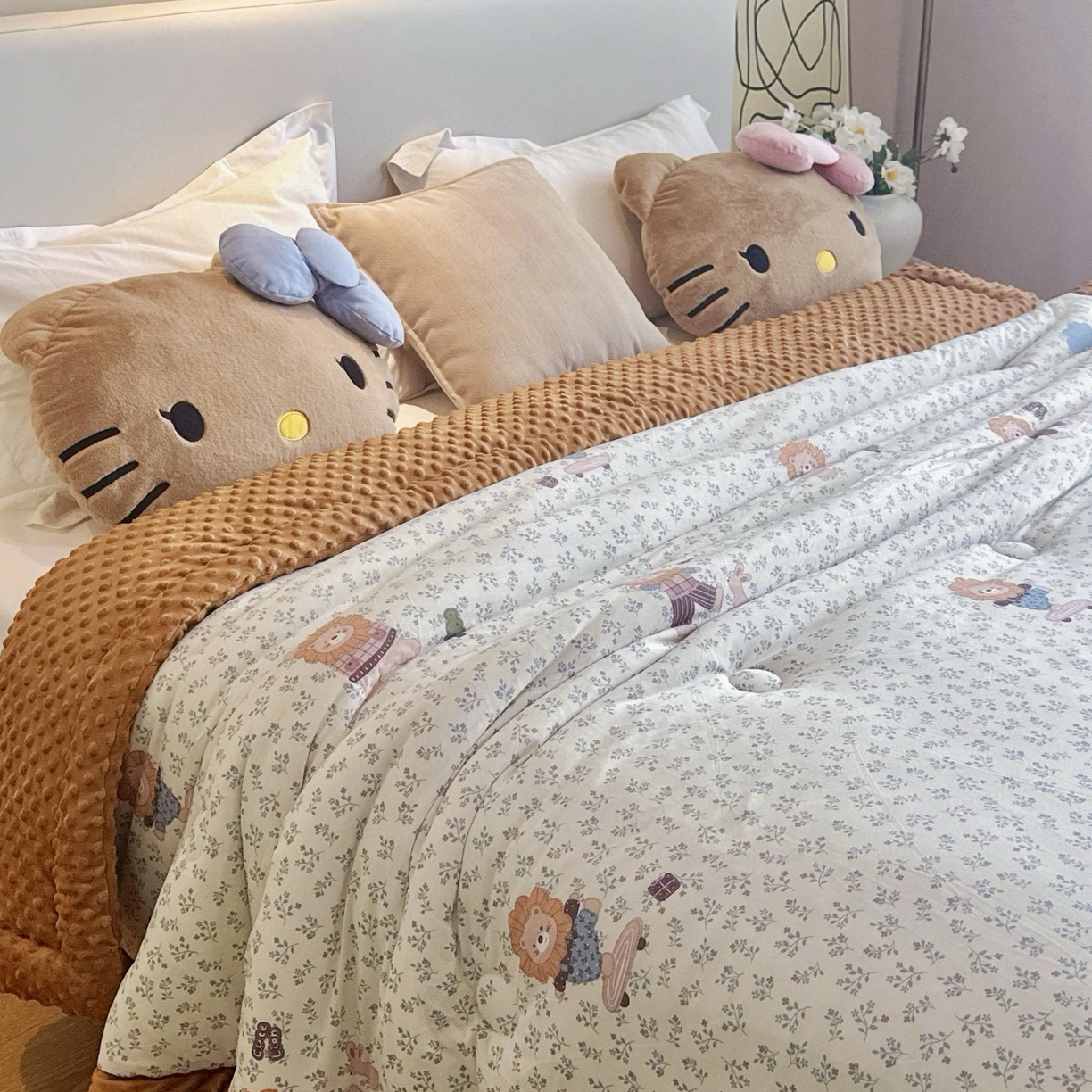 91家纺网 家纺一手货源 找家纺 兜米家居 2025新品秋冬母婴针织豆豆绒被纯手工包边卡通立体豆豆绒保暖被子被芯 兰花小狮子