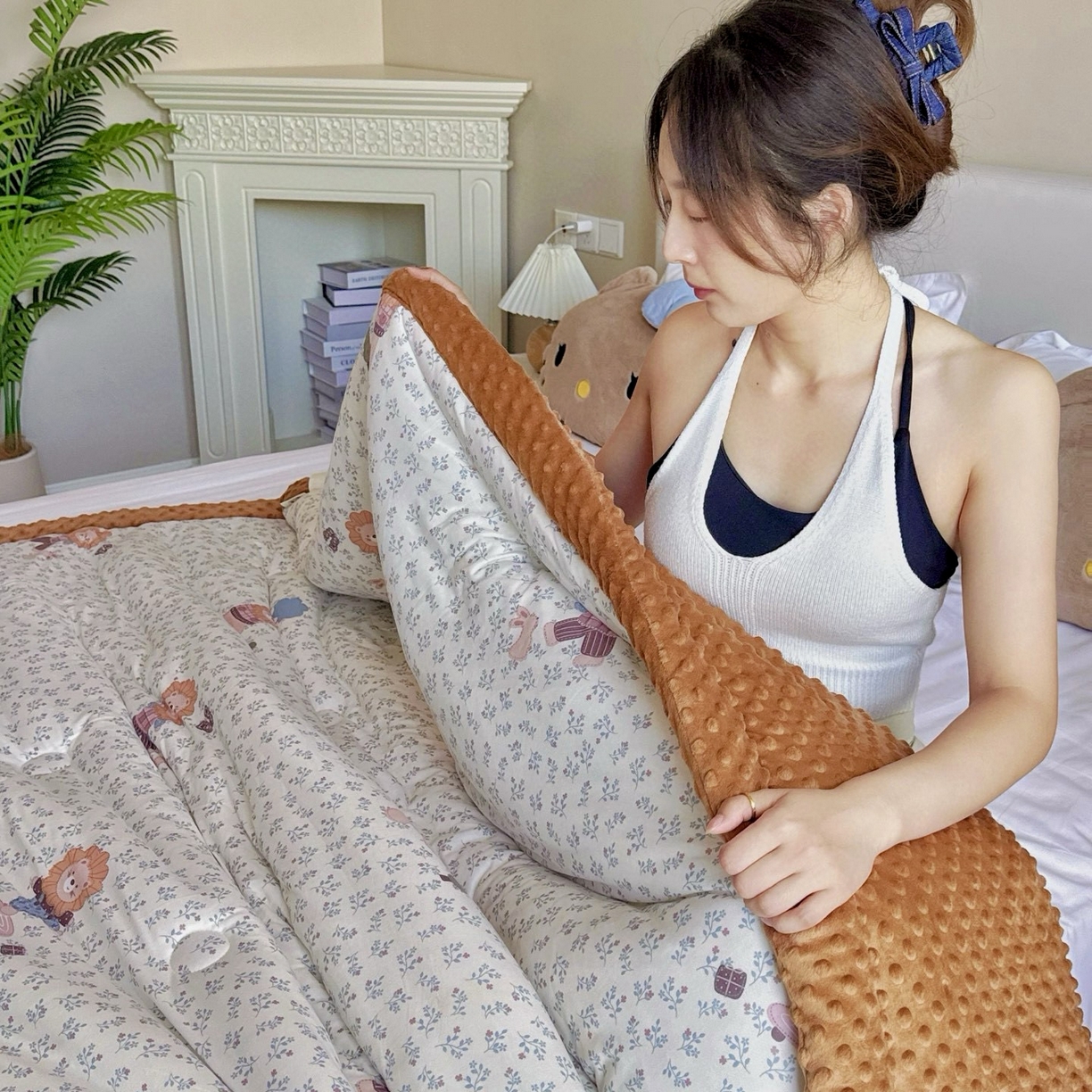 91家纺网 家纺一手货源 找家纺 兜米家居 2025新品秋冬母婴针织豆豆绒被纯手工包边卡通立体豆豆绒保暖被子被芯 兰花小狮子