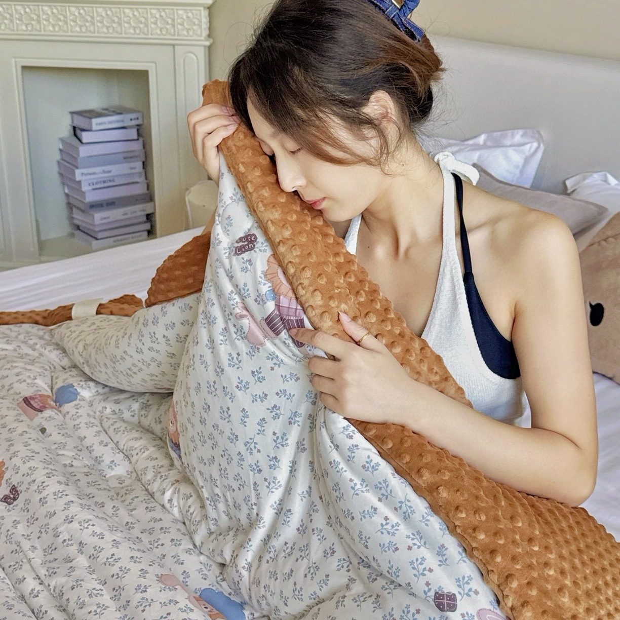 91家纺网 家纺一手货源 找家纺 兜米家居 2025新品秋冬母婴针织豆豆绒被纯手工包边卡通立体豆豆绒保暖被子被芯 兰花小狮子