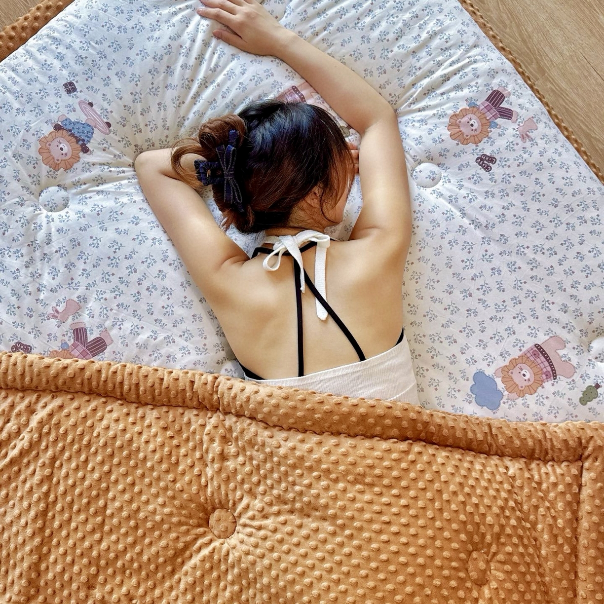 91家纺网 家纺一手货源 找家纺 兜米家居 2025新品秋冬母婴针织豆豆绒被纯手工包边卡通立体豆豆绒保暖被子被芯 兰花小狮子