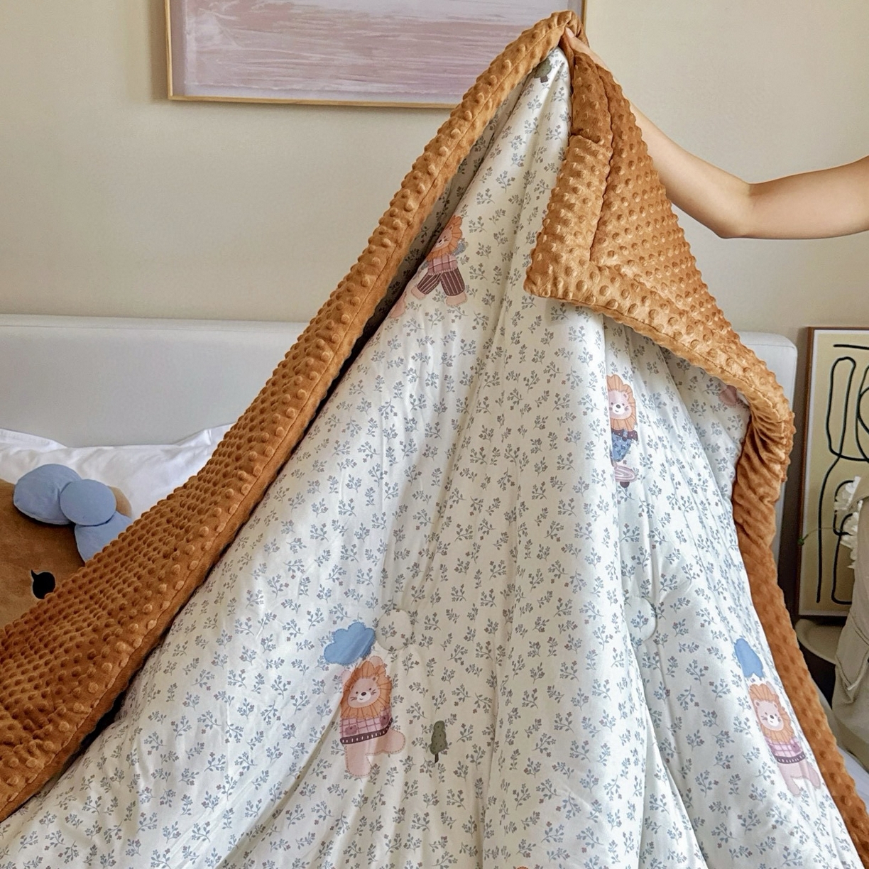 91家纺网 家纺一手货源 找家纺 兜米家居 2025新品秋冬母婴针织豆豆绒被纯手工包边卡通立体豆豆绒保暖被子被芯 兰花小狮子