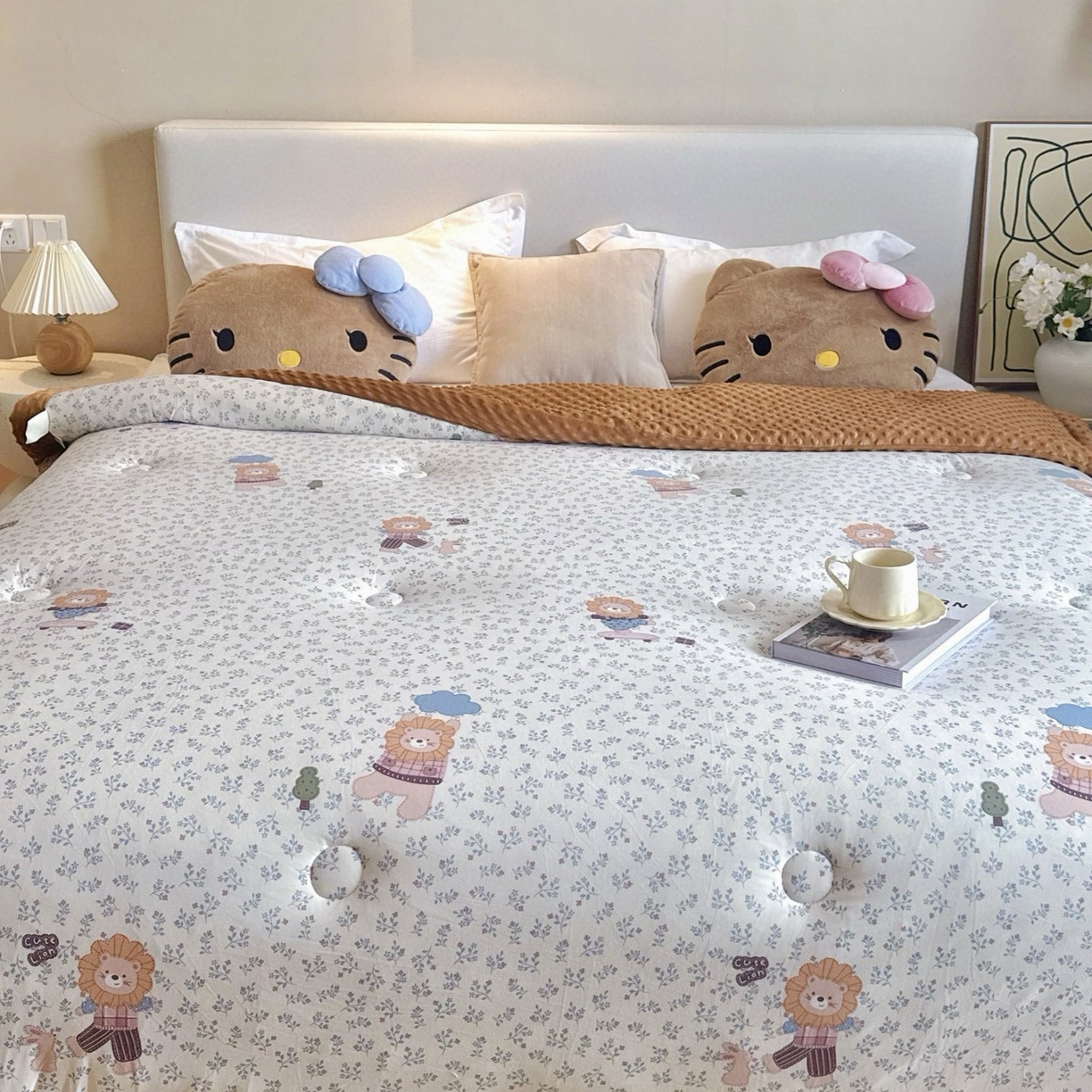 91家纺网 家纺一手货源 找家纺 兜米家居 2025新品秋冬母婴针织豆豆绒被纯手工包边卡通立体豆豆绒保暖被子被芯 兰花小狮子