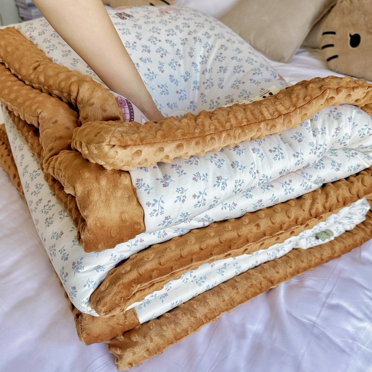 91家纺网 家纺一手货源 找家纺 兜米家居 2025新品秋冬母婴针织豆豆绒被纯手工包边卡通立体豆豆绒保暖被子被芯 兰花小狮子