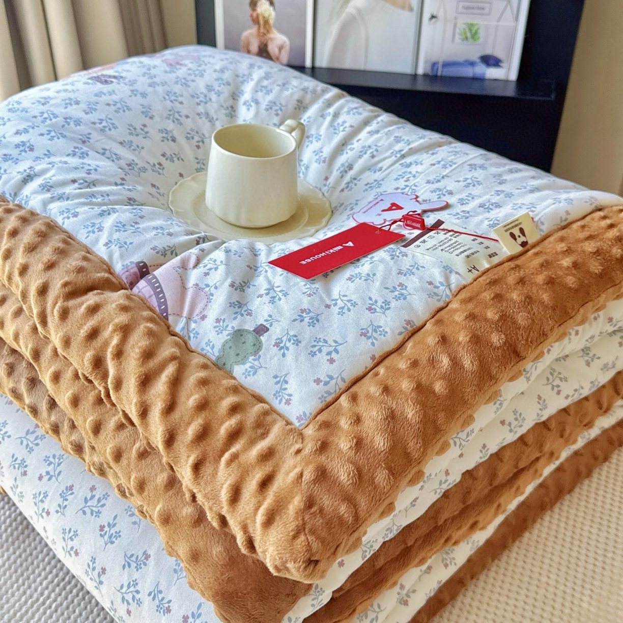 91家纺网 家纺一手货源 找家纺 兜米家居 2025新品秋冬母婴针织豆豆绒被纯手工包边卡通立体豆豆绒保暖被子被芯 兰花小狮子