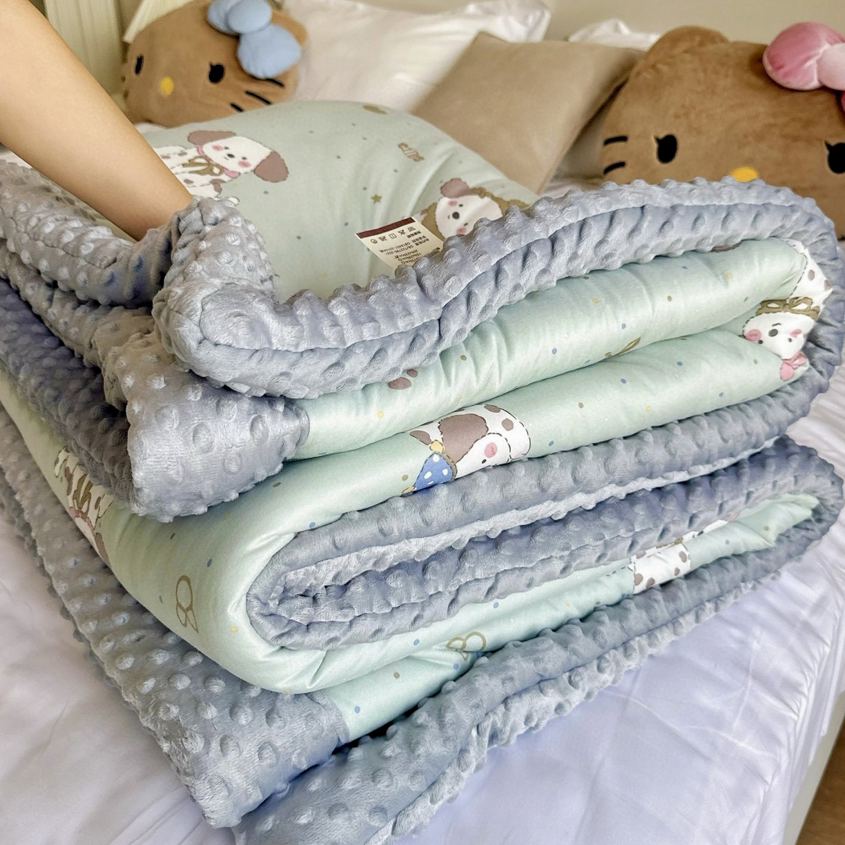 91家纺网 家纺一手货源 找家纺 兜米家居 2025新品秋冬母婴针织豆豆绒被纯手工包边卡通立体豆豆绒保暖被子被芯 萌宠小狗