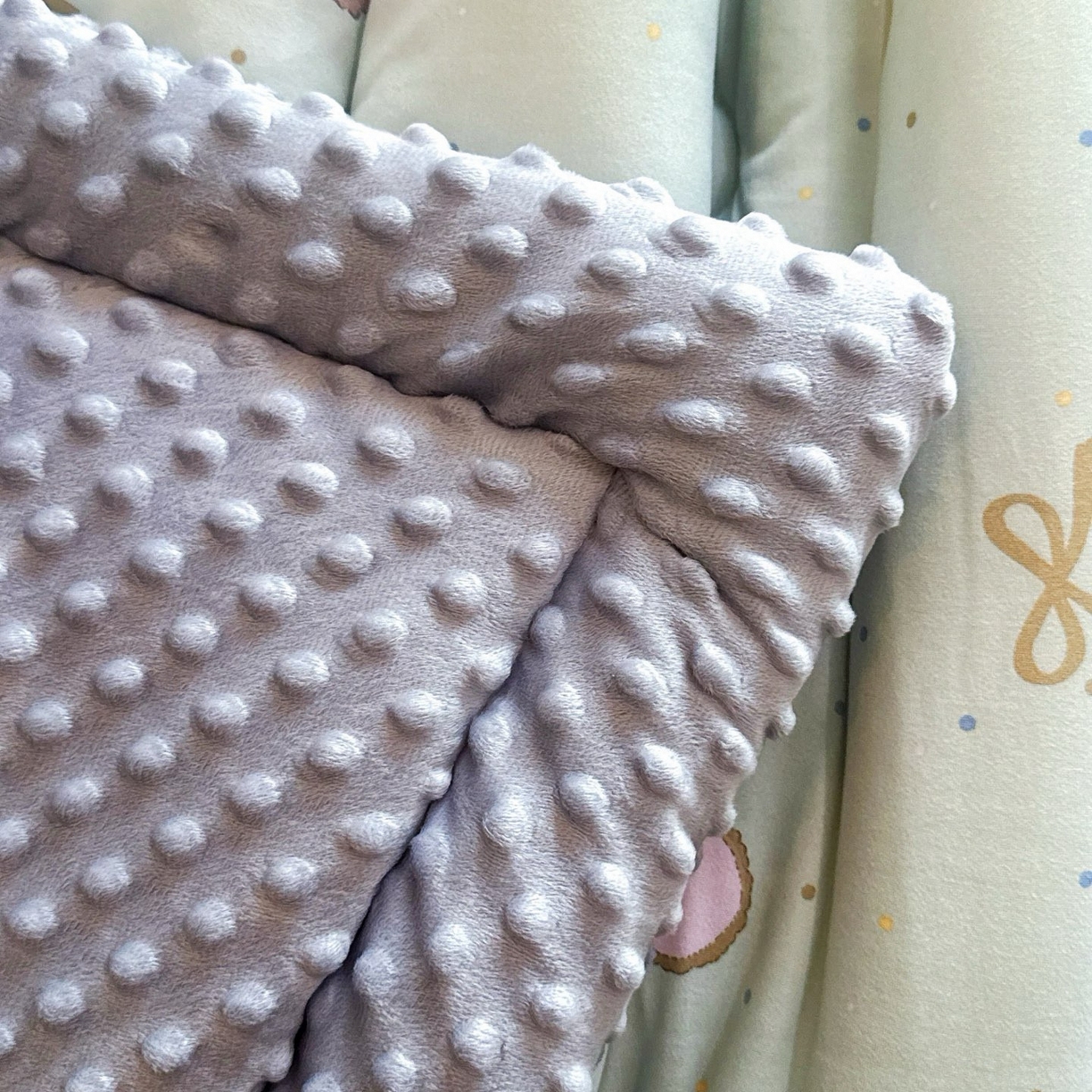 91家纺网 家纺一手货源 找家纺 兜米家居 2025新品秋冬母婴针织豆豆绒被纯手工包边卡通立体豆豆绒保暖被子被芯 萌宠小狗