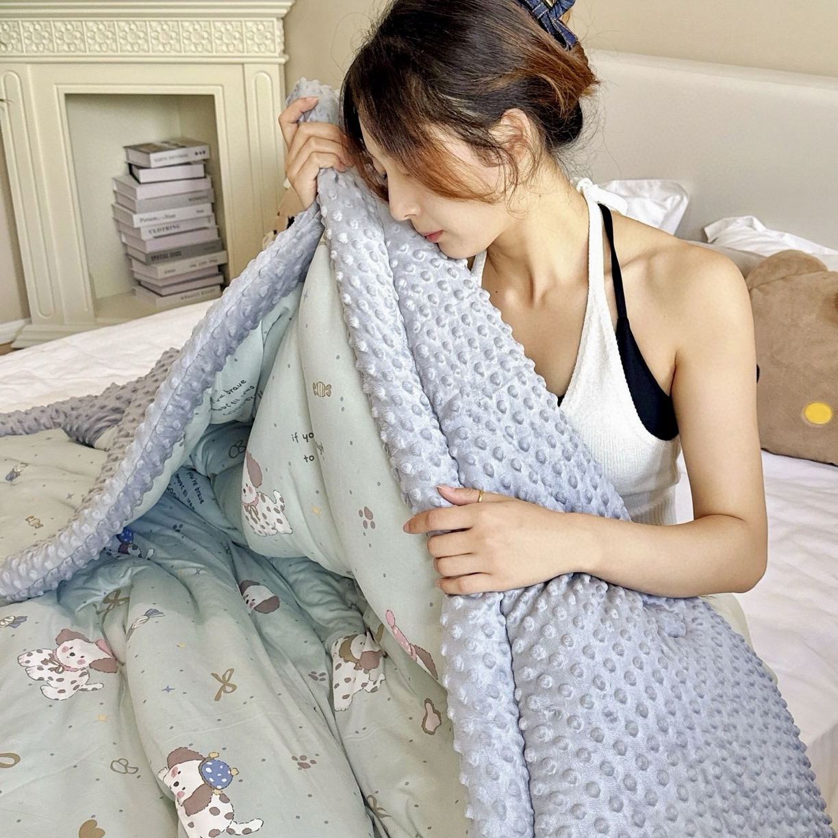 91家纺网 家纺一手货源 找家纺 兜米家居 2025新品秋冬母婴针织豆豆绒被纯手工包边卡通立体豆豆绒保暖被子被芯 萌宠小狗