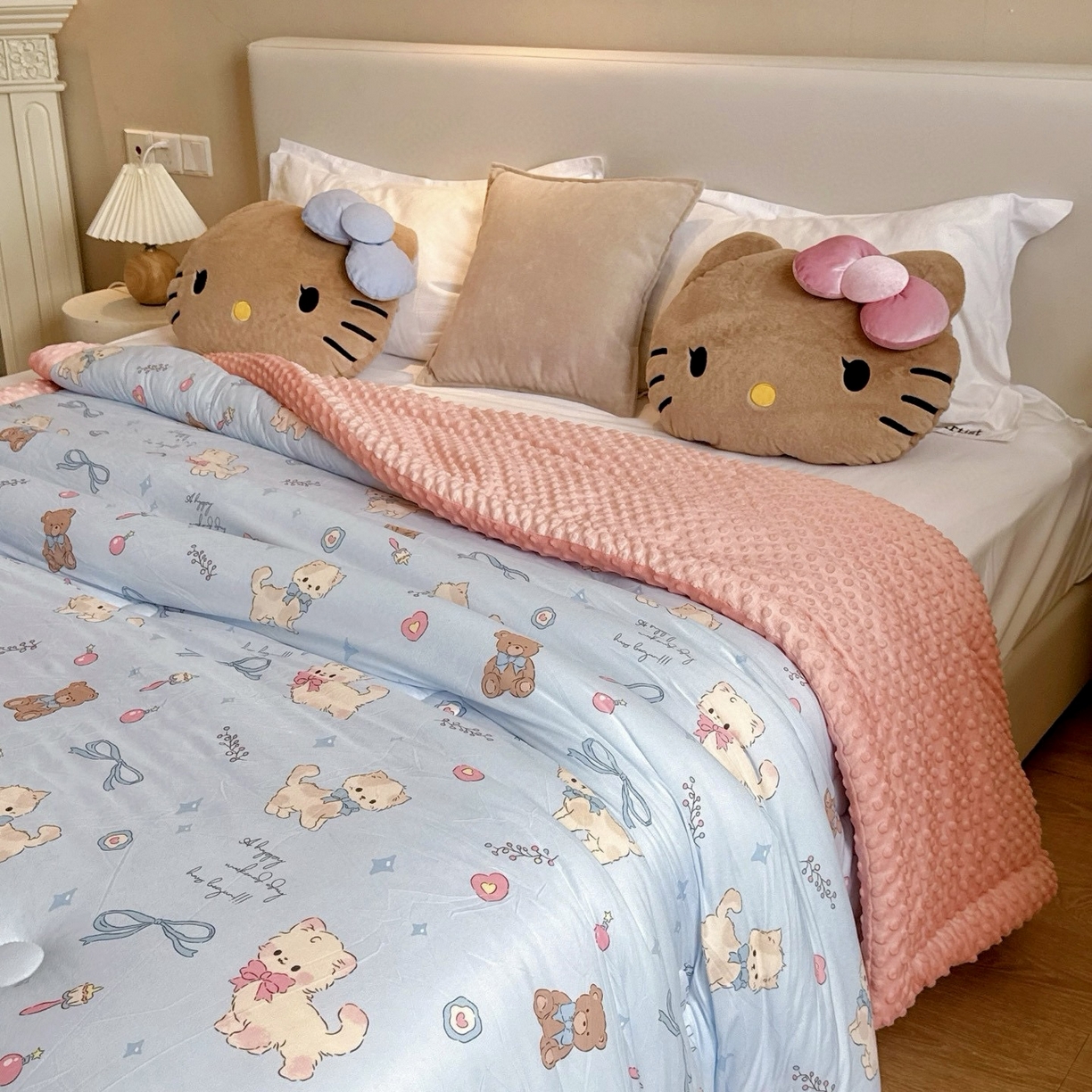 91家纺网 家纺一手货源 找家纺 兜米家居 2025新品秋冬母婴针织豆豆绒被纯手工包边卡通立体豆豆绒保暖被子被芯 喵喵