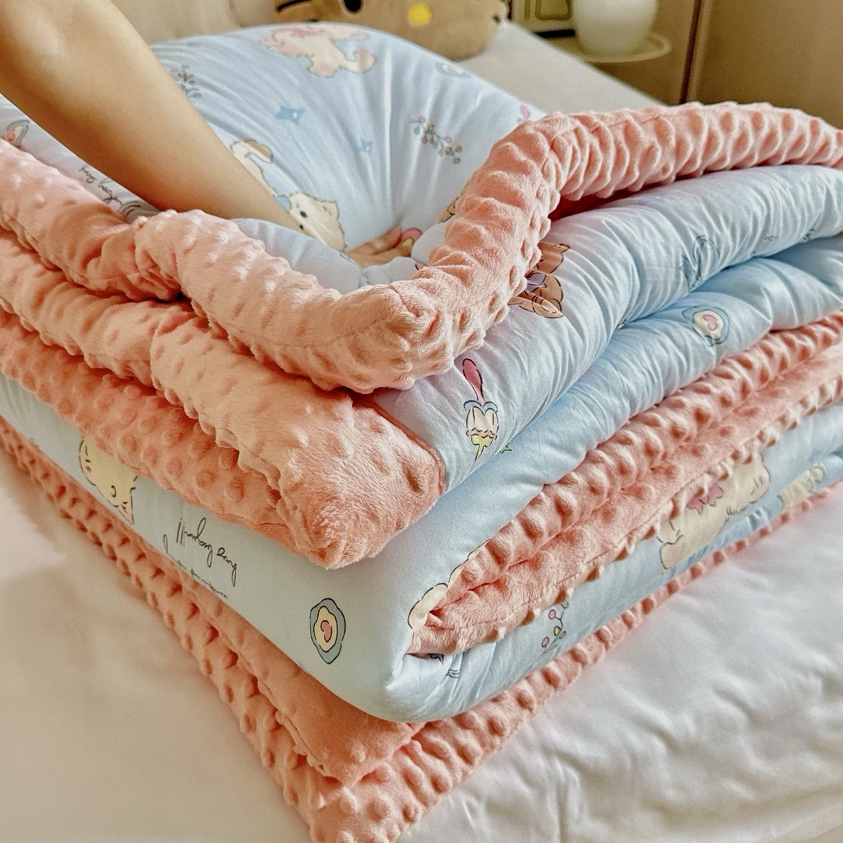 91家纺网 家纺一手货源 找家纺 兜米家居 2025新品秋冬母婴针织豆豆绒被纯手工包边卡通立体豆豆绒保暖被子被芯 喵喵