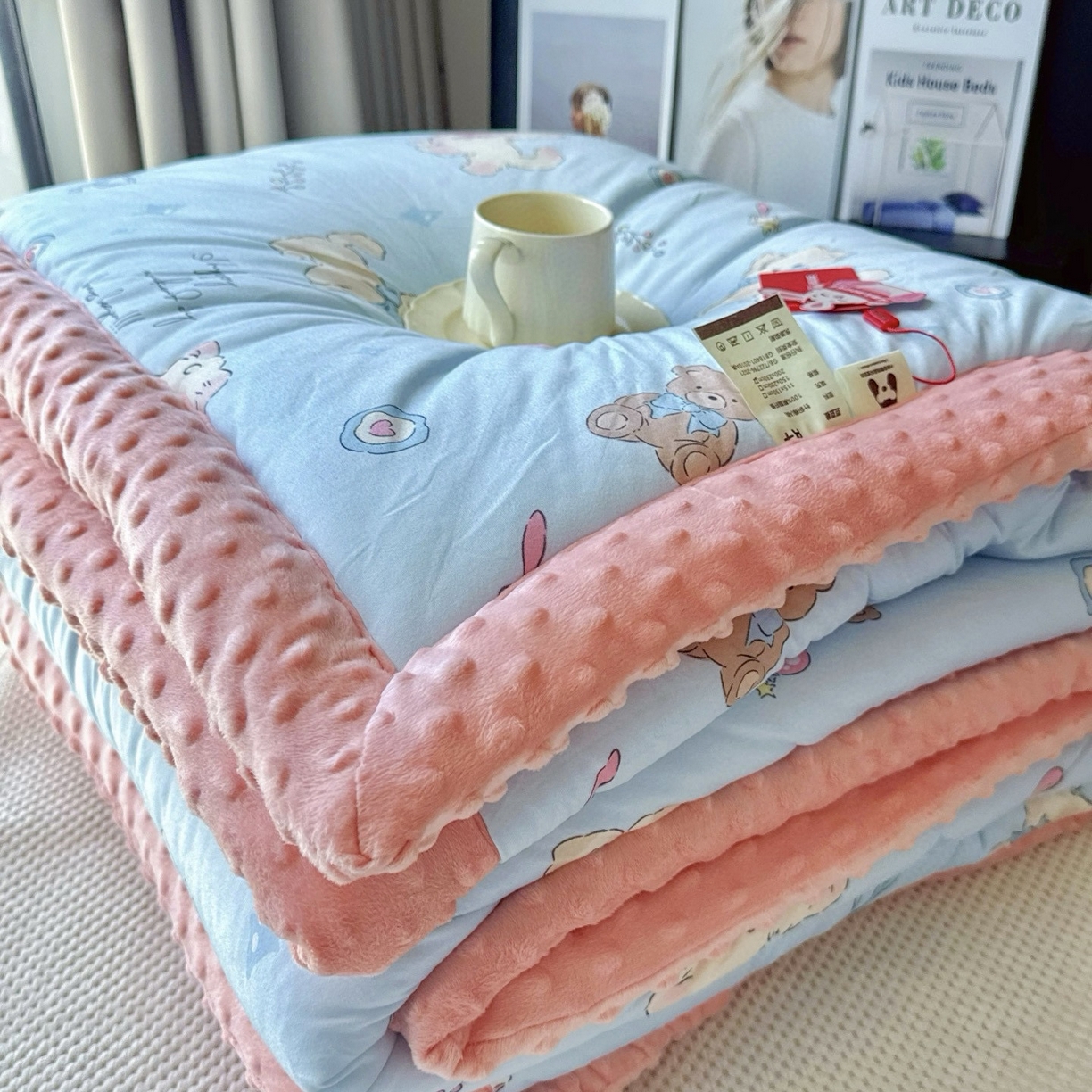 91家纺网 家纺一手货源 找家纺 兜米家居 2025新品秋冬母婴针织豆豆绒被纯手工包边卡通立体豆豆绒保暖被子被芯 喵喵