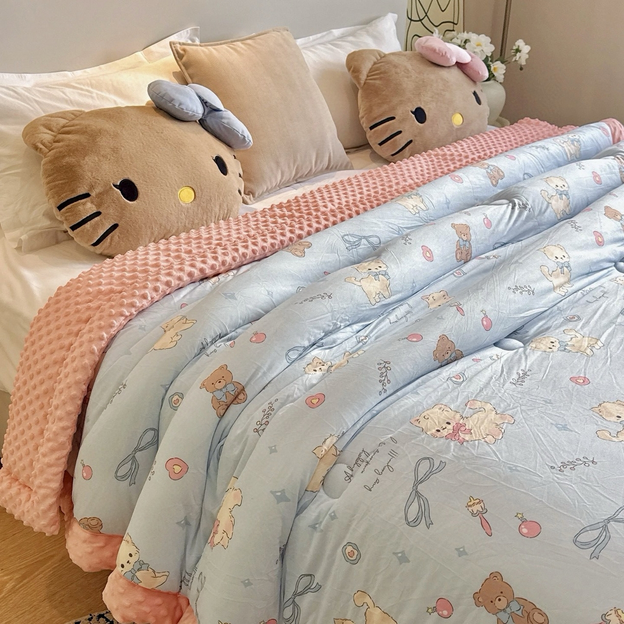 91家纺网 家纺一手货源 找家纺 兜米家居 2025新品秋冬母婴针织豆豆绒被纯手工包边卡通立体豆豆绒保暖被子被芯 喵喵