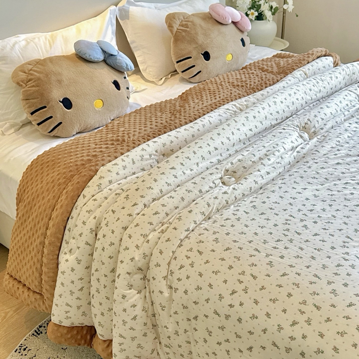 91家纺网 家纺一手货源 找家纺 兜米家居 2025新品秋冬母婴针织豆豆绒被纯手工包边卡通立体豆豆绒保暖被子被芯 小碎花