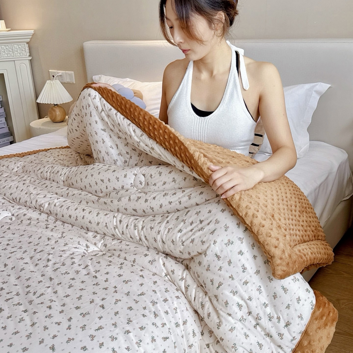 91家纺网 家纺一手货源 找家纺 兜米家居 2025新品秋冬母婴针织豆豆绒被纯手工包边卡通立体豆豆绒保暖被子被芯 小碎花