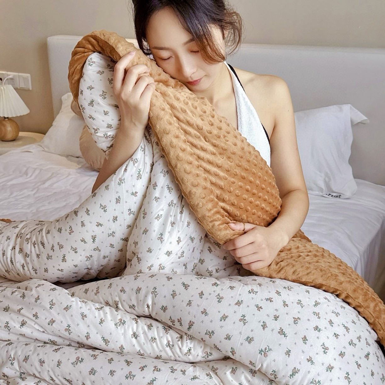 91家纺网 家纺一手货源 找家纺 兜米家居 2025新品秋冬母婴针织豆豆绒被纯手工包边卡通立体豆豆绒保暖被子被芯 小碎花