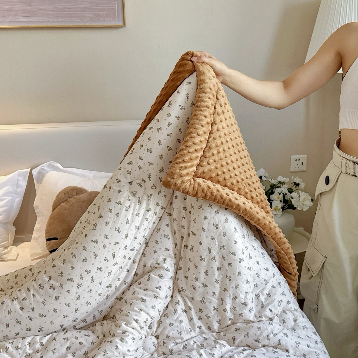 91家纺网 家纺一手货源 找家纺 兜米家居 2025新品秋冬母婴针织豆豆绒被纯手工包边卡通立体豆豆绒保暖被子被芯 小碎花