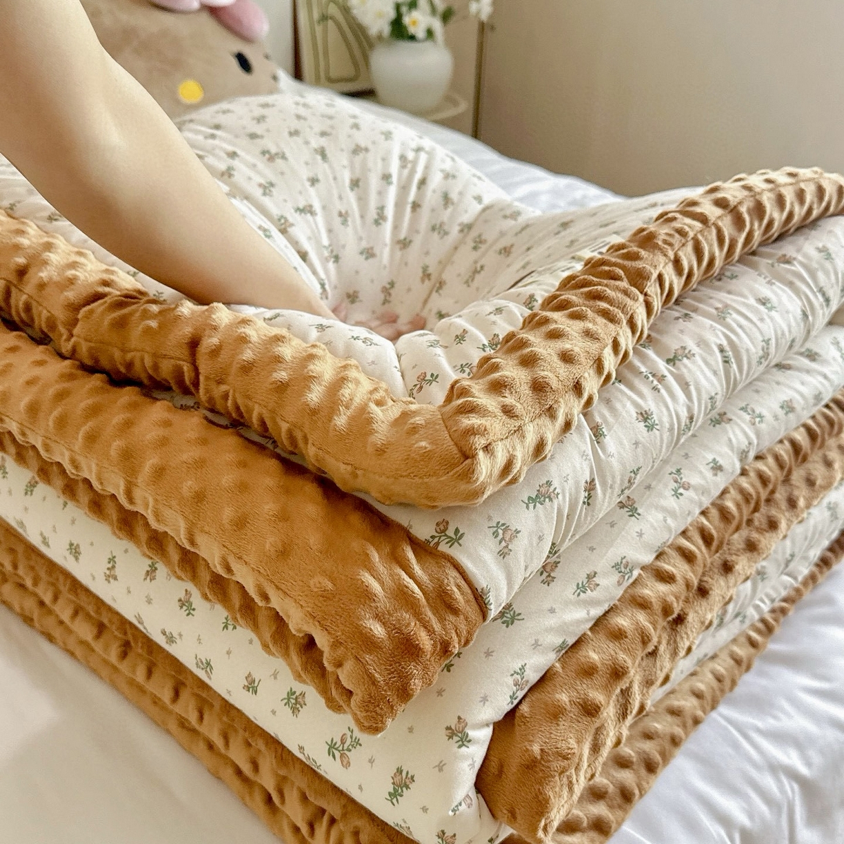 91家纺网 家纺一手货源 找家纺 兜米家居 2025新品秋冬母婴针织豆豆绒被纯手工包边卡通立体豆豆绒保暖被子被芯 小碎花