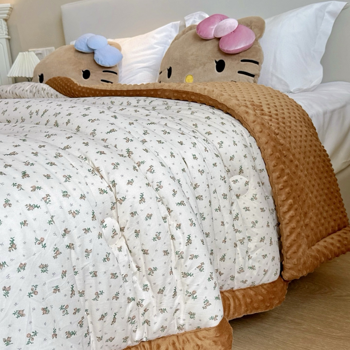 91家纺网 家纺一手货源 找家纺 兜米家居 2025新品秋冬母婴针织豆豆绒被纯手工包边卡通立体豆豆绒保暖被子被芯 小碎花