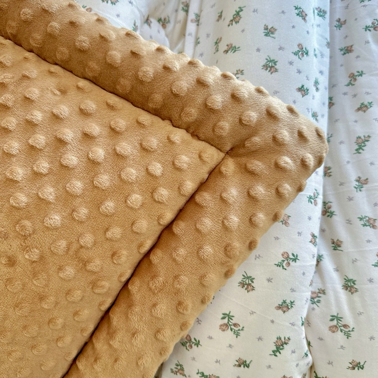 91家纺网 家纺一手货源 找家纺 兜米家居 2025新品秋冬母婴针织豆豆绒被纯手工包边卡通立体豆豆绒保暖被子被芯 小碎花