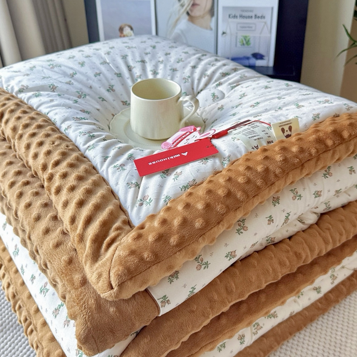 91家纺网 家纺一手货源 找家纺 兜米家居 2025新品秋冬母婴针织豆豆绒被纯手工包边卡通立体豆豆绒保暖被子被芯 小碎花