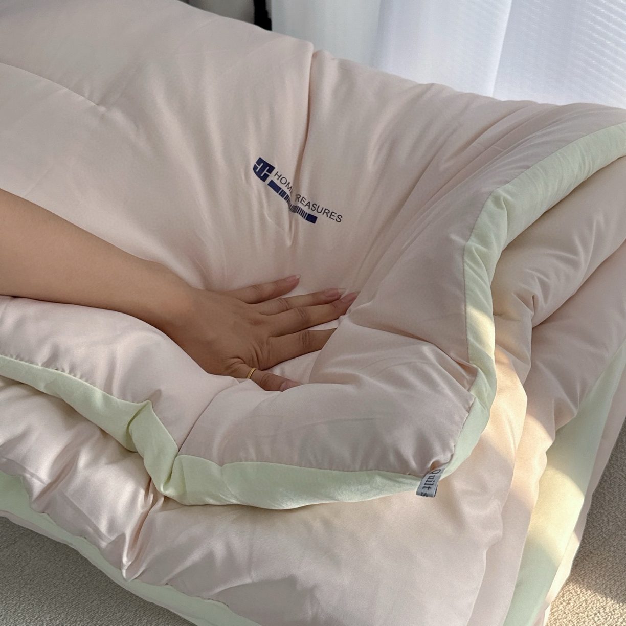 91家纺网 家纺一手货源 找家纺 兜米家居 2025新款某朵酒店同款秋冬保暖深睡控温被芯一体绗缝（不可拆卸） 温馨粉