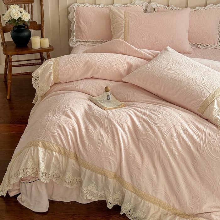 91家纺网 家纺一手货源 找家纺 （总）花香四季家纺 2025新款雕花绒牛奶绒夹棉床盖款四件套系列-浪漫情缘