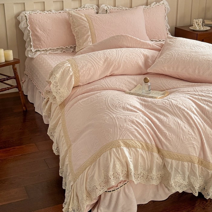 91家纺网 家纺一手货源 找家纺 （总）花香四季家纺 2025新款雕花绒牛奶绒夹棉床盖款四件套系列-浪漫情缘