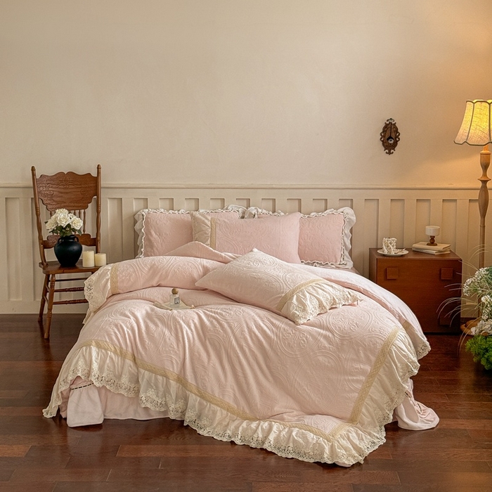 91家纺网 家纺一手货源 找家纺 花香四季家纺 2025新款雕花绒牛奶绒夹棉床盖款四件套系列-浪漫情缘 浪漫情缘-粉色