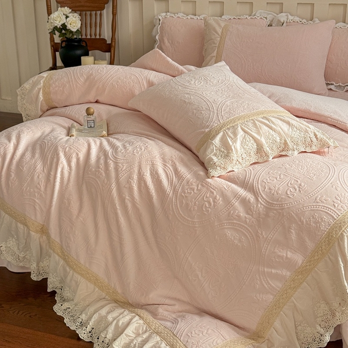 91家纺网 家纺一手货源 找家纺 （总）花香四季家纺 2025新款雕花绒牛奶绒夹棉床盖款四件套系列-浪漫情缘