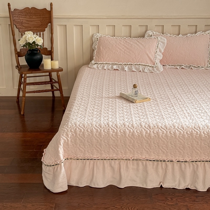 91家纺网 家纺一手货源 找家纺 （总）花香四季家纺 2025新款雕花绒牛奶绒夹棉床盖款四件套系列-浪漫情缘