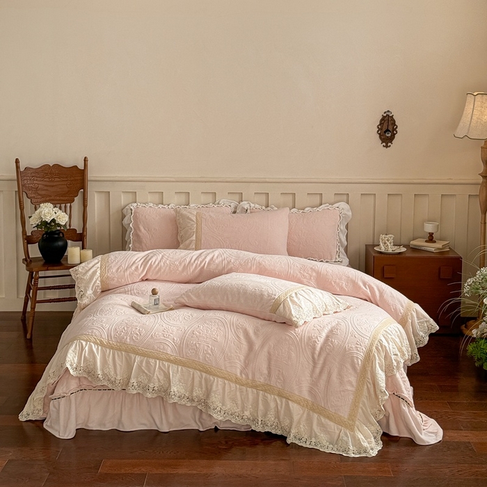 91家纺网 家纺一手货源 找家纺 花香四季家纺 2025新款雕花绒牛奶绒夹棉床盖款四件套系列-浪漫情缘 浪漫情缘-粉色