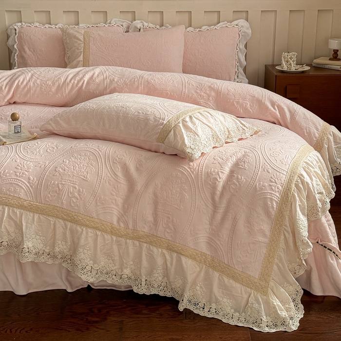 91家纺网 家纺一手货源 找家纺 花香四季家纺 2025新款雕花绒牛奶绒夹棉床盖款四件套系列-浪漫情缘 浪漫情缘-粉色